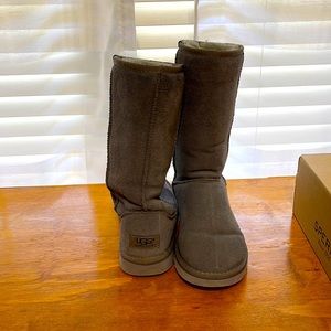 Ugg size 8 gray women’s boots. Worn twice! Like new condition. No stains.